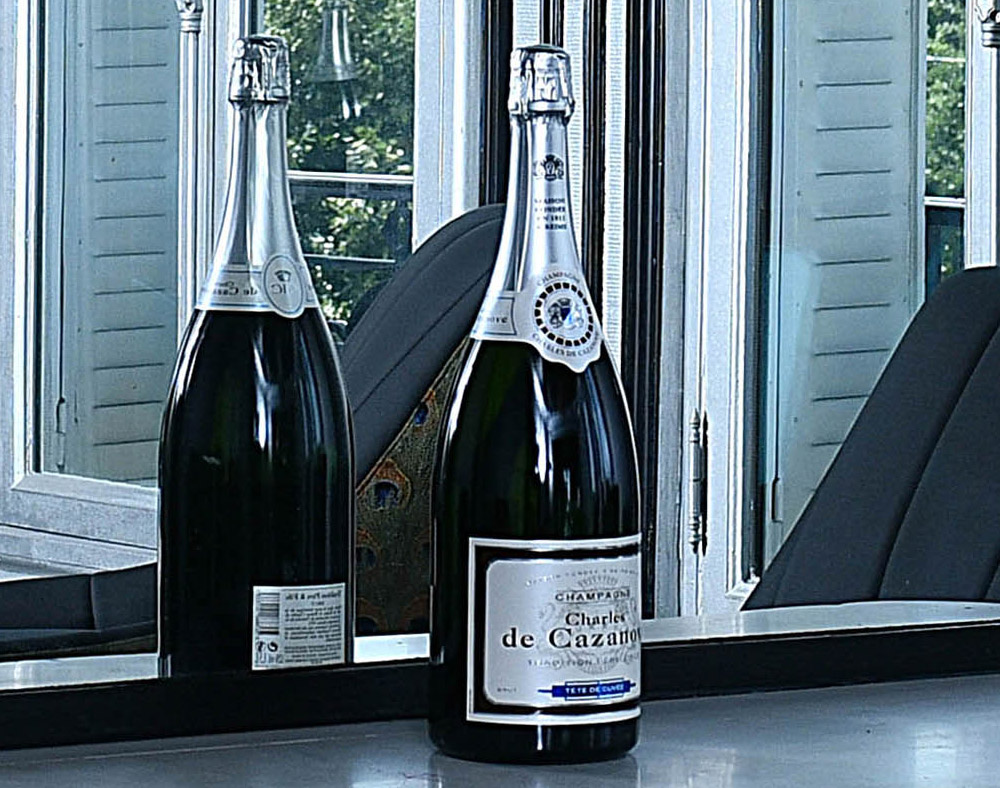 Magnum Tête de cuvée posé face à un miroir / Magnum Tête de cuvée in front of a mirror