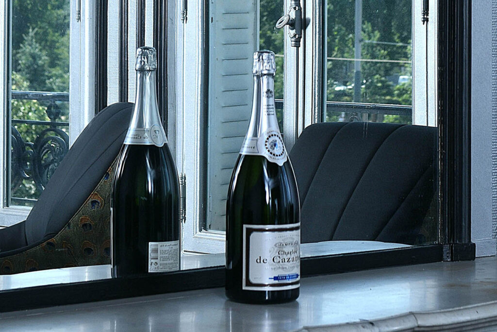 Magnum Tête de cuvée posé face à un miroir / Magnum Tête de cuvée in front of a mirror